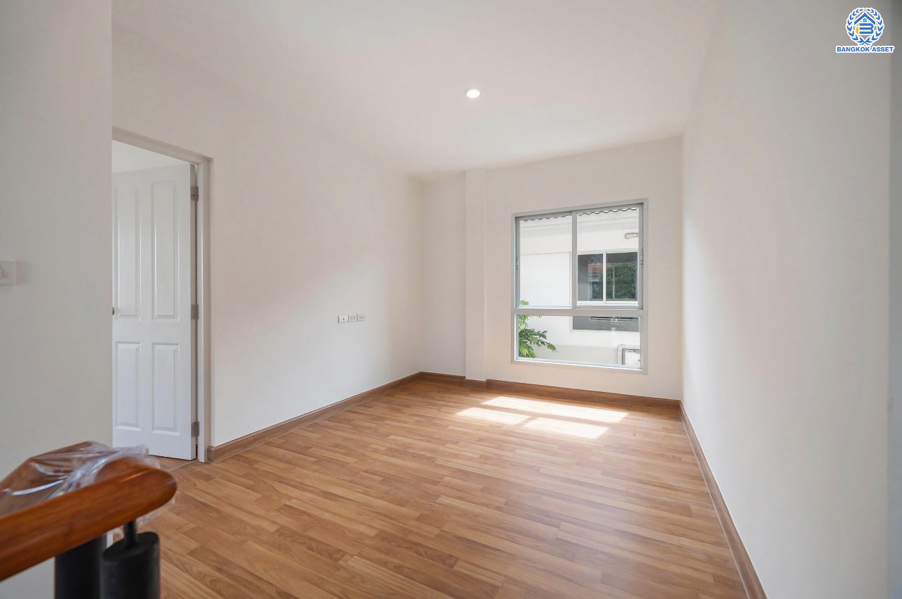 บ้านมือสองตกแต่งใหม่ โครงการ ไลฟ์บางกอกบูเลอวาร์ด ปิ่นเกล้า-เพชรเกษม เนื้อที่กว้างกว่า 52.5 ตร.ว ฟังก์ชัน 3 ห้องนอน 3 ห้องน้ำ 2 ที่จอดรถ บนทำเลติดถนนพุทธมณฑลสาย4 ตอบโจทย์กับทุกครอบครัว ใกล้แหล่งช้อปปิ้ง "เซ็นทรัล ศาลายา" รถไฟฟ้าสายสีน้ำเงิน "สถานีหลักสอง" และจุดขึ้นทางด่วน "ศรีรัช"...